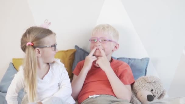 Lustige Jungen und Mädchen tauschten Brille — Stockvideo