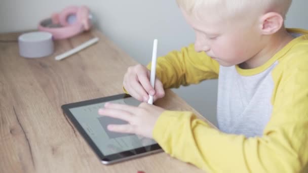 O menino desenha um modelo 3D em casa em um tablet de vara 3D — Vídeo de Stock