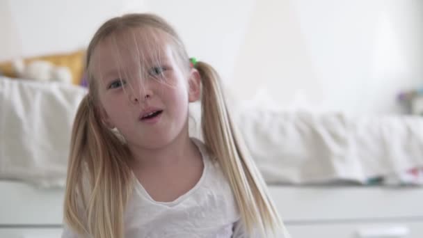 Close-up de menina loira 4 anos — Vídeo de Stock