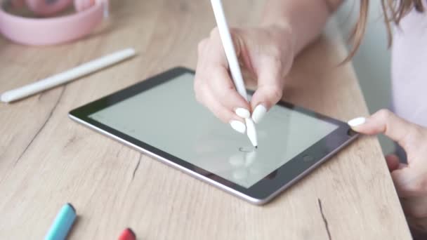 La mano de las mujeres escribe en la pantalla de la tableta ALTO en letras grandes — Vídeos de Stock