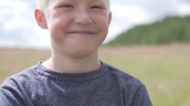 Yazın Rusya 'da güzel bir sarışının yüzüne yakın çekim.