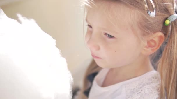 Meisjes eten suikerspin op de speelplaats — Stockvideo