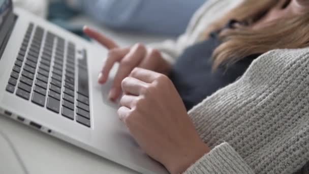 La mano de las mujeres conduce lentamente sus dedos a lo largo del touchpad portátil — Vídeo de stock