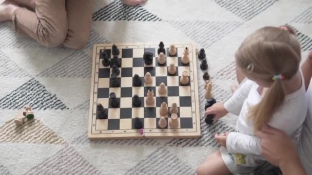 Family day off playing chess — Stock Video