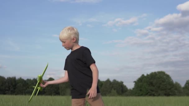Powolny ruch strzelanie chłopiec blondynka uruchamia zabawka samolot — Wideo stockowe