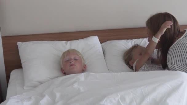 Η μαμά ξυπνάει τα παιδιά της το πρωί στο ξενοδοχείο για διακοπές. — Αρχείο Βίντεο