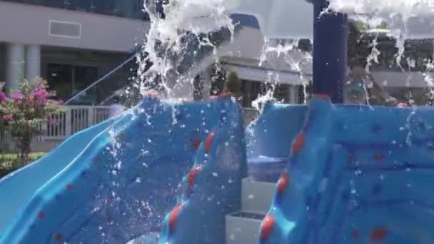 Діти поливають літню зону в турецькому готелі влітку. — стокове відео