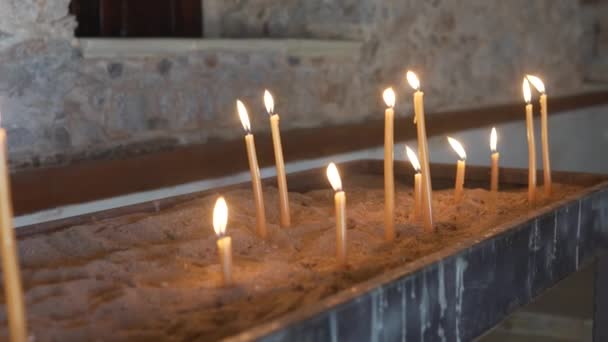Grabación en cámara lenta de velas encendidas en el templo — Vídeos de Stock