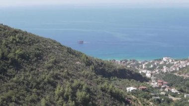 Yüksek bir dağdan Alanya şehrinin güzel bir manzarası
