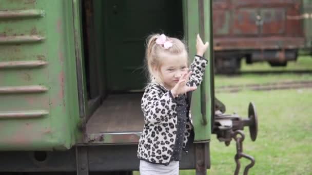 Una niña se despide del vagón de despedida — Vídeo de stock