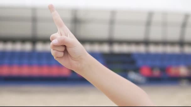 Kinderhand zeigt Geste eins zwei drei — Stockvideo