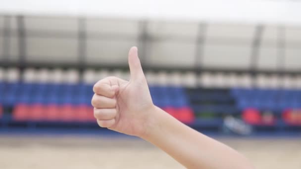 Die Kinderhand zeigt die Klasse und nicht die Klassengeste — Stockvideo