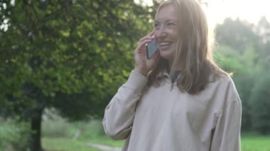 Ormanda bir kadın telefonda.