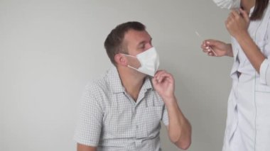 Kadın bir doktor, bir erkeğin ağzından koronavirüs bulaşır.