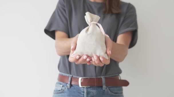 Eine Frau streckt eine stylische Tasche mit einer Überraschung in die Kamera — Stockvideo