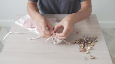 Kendi ellerinle yapılmış bir keseyi paketlemek.