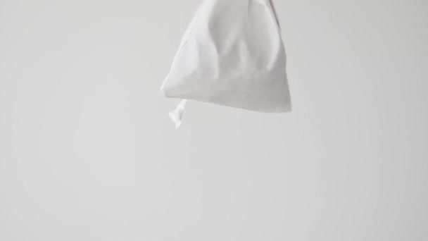两个时髦的袋子，口袋里挂着一袋白色的背景 — 图库视频影像