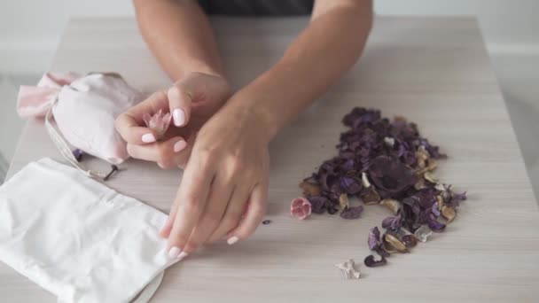 Trockene Parfüms für die Wäsche mit eigenen Händen. — Stockvideo