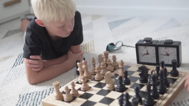 Der Junge spielt zu Hause Schach — Stockvideo