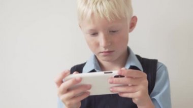 Bir çocuk cep telefonuyla oyun oynuyor.