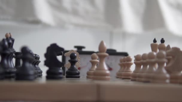 Detailní záběr šachovnice s figurami — Stock video