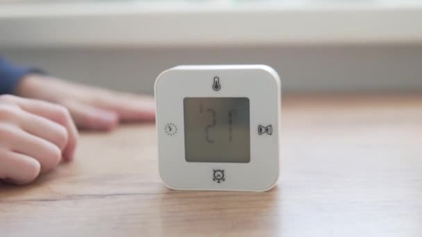 Il dispositivo mostra la temperatura nella stanza — Video Stock