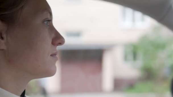 クローズアップ、車の中で美しい女性の乗り物 — ストック動画