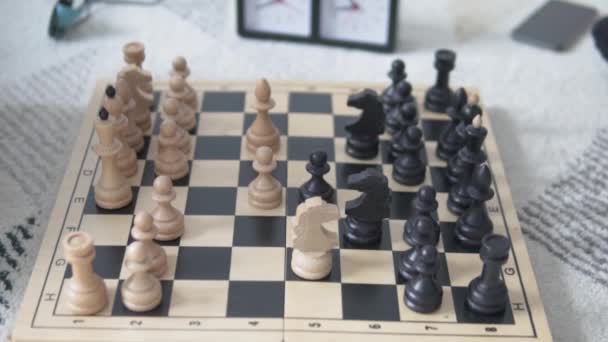 Tablero de ajedrez con figuras. La mano del hombre mueve la pieza de ajedrez — Vídeos de Stock