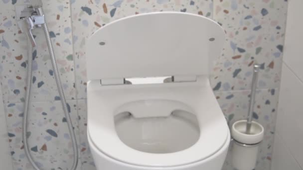 Tampa de assento automático do vaso sanitário com a porta é lentamente fechado — Vídeo de Stock