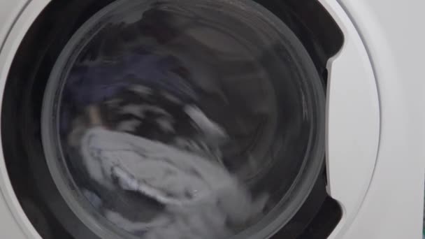 The washing machine washes colored and white things — Stock Video