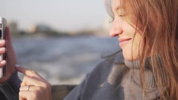 Красивая женщина плавает на лодках по каналам Санкт-Петербурга и делает селфи по телефону — стоковое видео