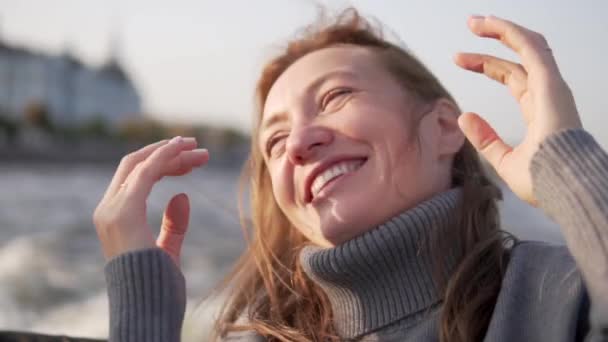 Primo piano di una bella donna che ride mentre cammina su una barca attraverso — Video Stock