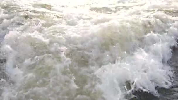Багато піни стежки за приємним човном — стокове відео