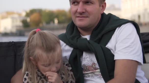 Roztomilý táta a dcera plavat na turistické lodi přes kanály města — Stock video