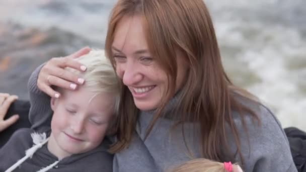 Feliz madre e hijo montan una lancha rápida en el río. — Vídeo de stock