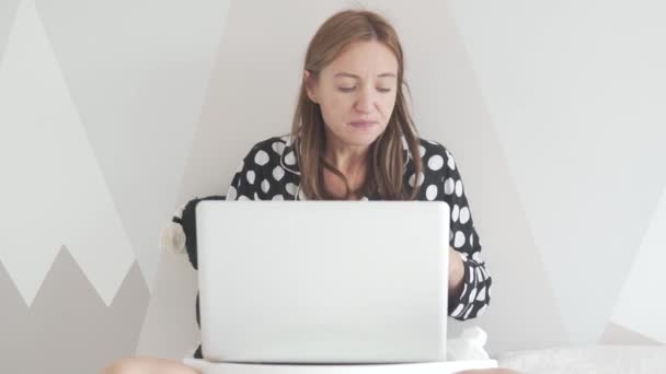 Eine Frau mit Erkältungssymptomen arbeitet von zu Hause — Stockvideo