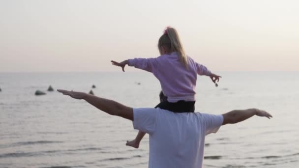 Un uomo e una giovane figlia ammirano il Mar Baltico in autunno durante una passeggiata. — Video Stock