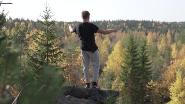 Een gelukkig man aan het einde van een bergwandeling. — Stockvideo