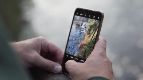 Telefone em mãos de homens que fazem foto da paisagem de outono — Vídeo de Stock