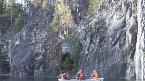 Una famiglia cavalca una barca su un lago in un bellissimo parco della Carelia — Video Stock