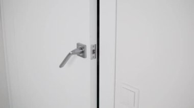 Kadın kapıyı açar ve odaya girer.