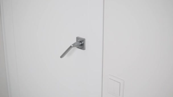 The doorknob is jammed — Stock Video