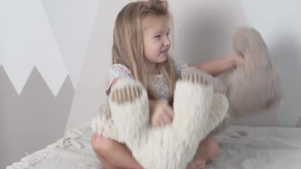 Hermosa niña juega con sus osos de peluche en la mañana — Vídeos de Stock