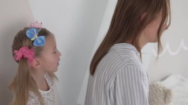 Kız, genç ve güzel bir esmeri tarıyor.