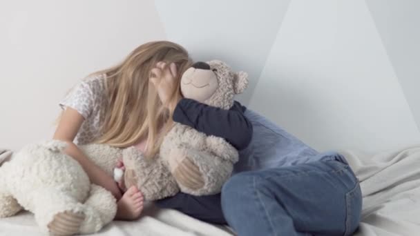 Bruder und schwester süß kuscheln und kitzeln sich gegenseitig — Stockvideo