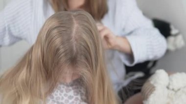Annem sabahları küçük kızların saçlarını tarar.