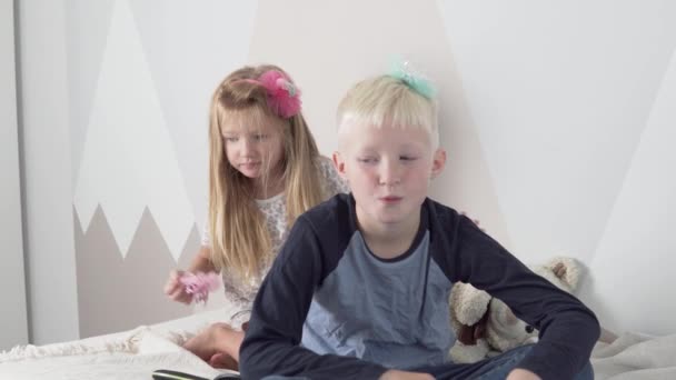 Сестра зачісається перед старшим братом.. — стокове відео