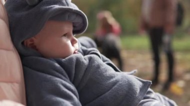 Annem yürürken kucağında sevimli bir bebek tutuyor.