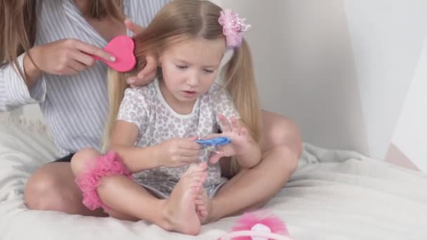 Мами збираються літати хвіст її маленька дочка — стокове відео