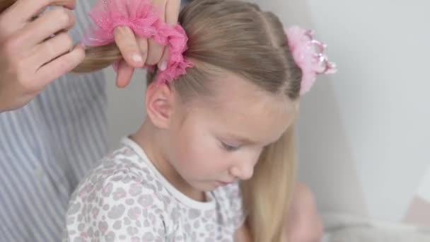 Mãe faz o cabelo filhas pequenas na parte da manhã, — Vídeo de Stock